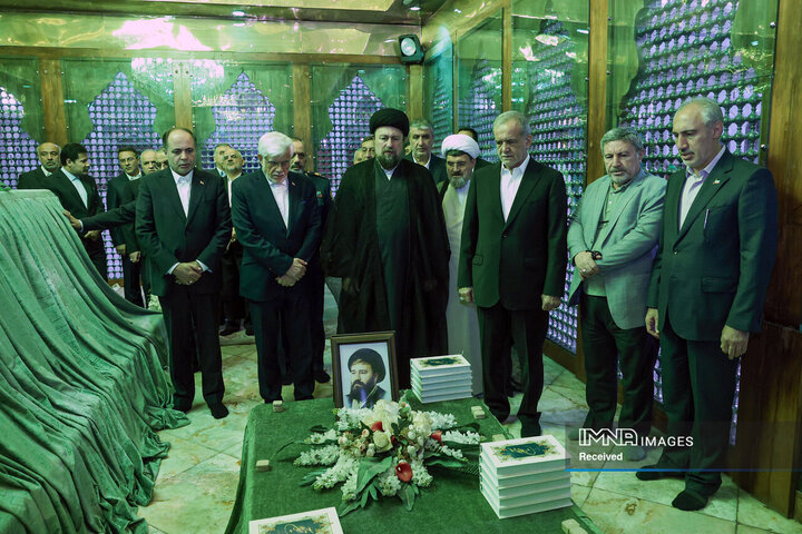 تجدید میثاق رئیس جمهور و اعضای هیئت دولت چهاردهم با آرمان‌های امام خمینی(ره)