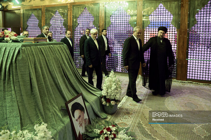 تجدید میثاق رئیس جمهور و اعضای هیئت دولت چهاردهم با آرمان‌های امام خمینی(ره)