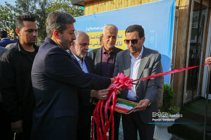 آیین بهره‌برداری از مجموعه جایگاه شارژ و استراحتگاه تاکسی‌های برقی اصفهان