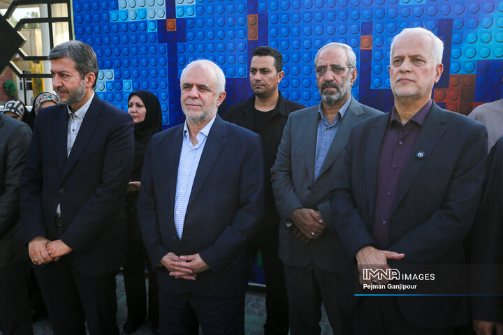 آیین بهره‌برداری از مجموعه جایگاه شارژ و استراحتگاه تاکسی‌های برقی اصفهان