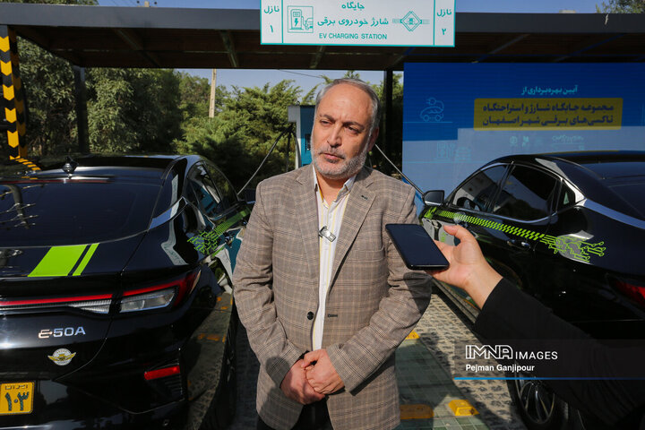 بهره‌برداری از جایگاه شارژ خودروی برقی تاکسیرانی اصفهان با ۱۰۰ میلیارد ریال اعتبار