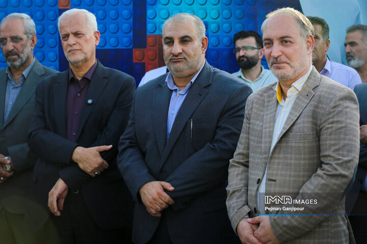 آیین بهره‌برداری از مجموعه جایگاه شارژ و استراحتگاه تاکسی‌های برقی اصفهان