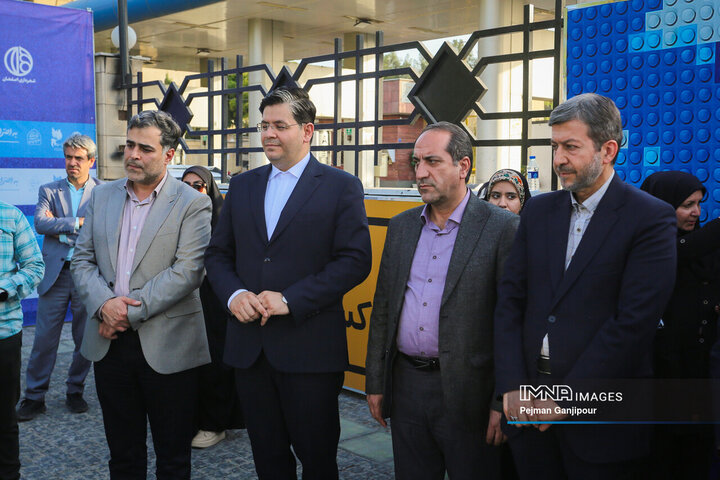 آیین بهره‌برداری از مجموعه جایگاه شارژ و استراحتگاه تاکسی‌های برقی اصفهان