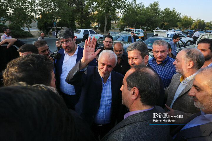 آیین بهره‌برداری از مجموعه جایگاه شارژ و استراحتگاه تاکسی‌های برقی اصفهان