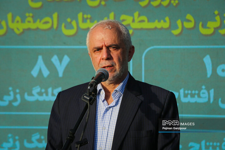 آیین بهره‌برداری از مجموعه جایگاه شارژ و استراحتگاه تاکسی‌های برقی اصفهان