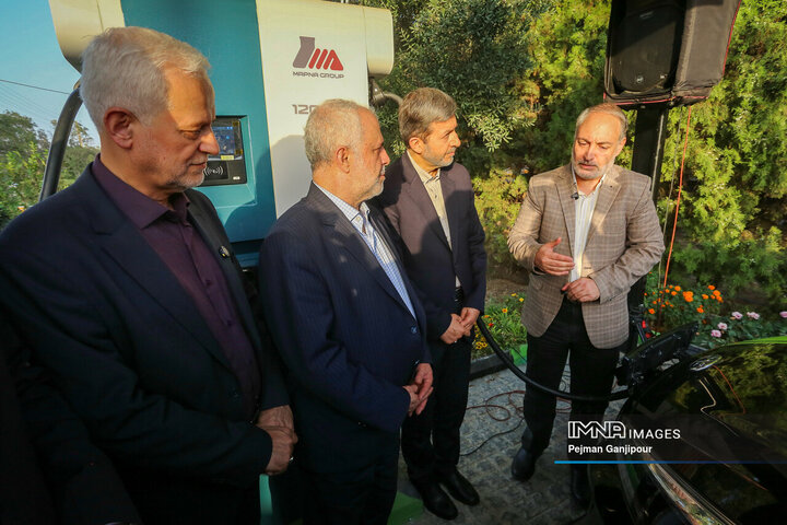 آیین بهره‌برداری از مجموعه جایگاه شارژ و استراحتگاه تاکسی‌های برقی اصفهان