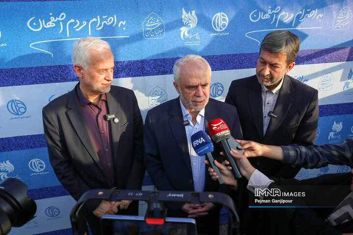 آیین بهره‌برداری از مجموعه جایگاه شارژ و استراحتگاه تاکسی‌های برقی اصفهان