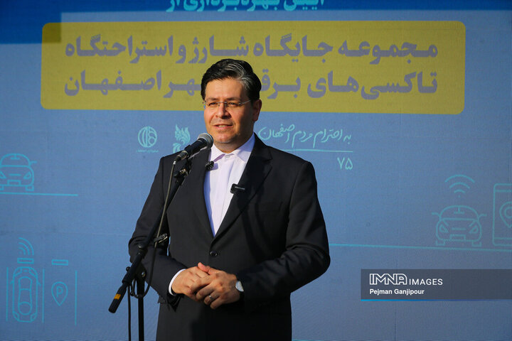 آیین بهره‌برداری از مجموعه جایگاه شارژ و استراحتگاه تاکسی‌های برقی اصفهان