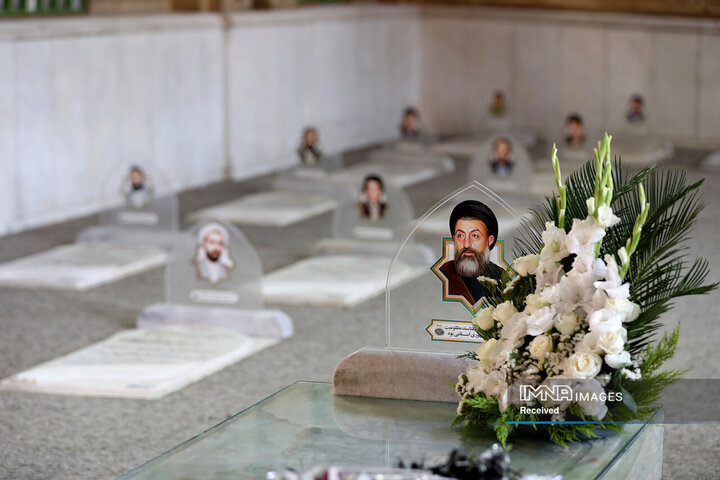 تجدید میثاق رئیس جمهور و اعضای هیئت دولت چهاردهم با آرمان‌های امام خمینی(ره)