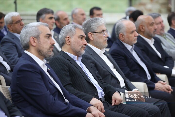 تجدید میثاق رئیس جمهور و اعضای هیئت دولت چهاردهم با آرمان‌های امام خمینی(ره)