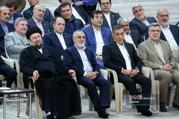 تجدید میثاق رئیس جمهور و اعضای هیئت دولت چهاردهم با آرمان‌های امام خمینی(ره)