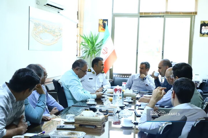 برگزاری جلسه ستاد مهر در منطقه ۶ اصفهان برای بهبود وضعیت ترافیکی اطراف مدارس