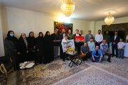 دیدار مدیرعامل سازمان پایانه‌های مسافربری و جمعی از اصحاب رسانه اصفهان با خانواده شهید