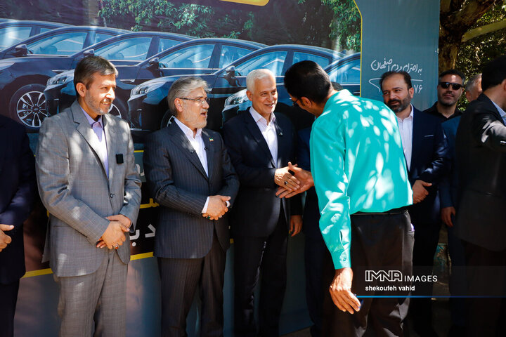 آیین رونمایی از ۱۳۰ دستگاه تاکسی برقی جدید در شهر اصفهان