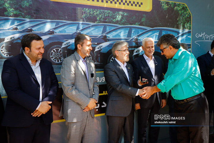 آیین رونمایی از ۱۳۰ دستگاه تاکسی برقی جدید در شهر اصفهان