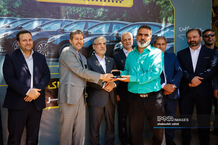 آیین رونمایی از ۱۳۰ دستگاه تاکسی برقی جدید در شهر اصفهان