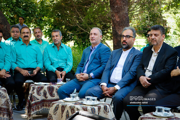 آیین رونمایی از ۱۳۰ دستگاه تاکسی برقی جدید در شهر اصفهان