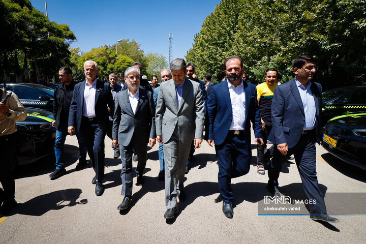 آیین رونمایی از ۱۳۰ دستگاه تاکسی برقی جدید در شهر اصفهان