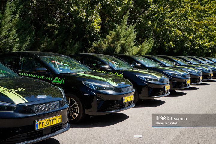 آیین رونمایی از ۱۳۰ دستگاه تاکسی برقی جدید در شهر اصفهان