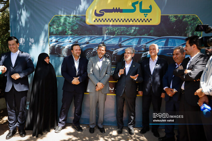 آیین رونمایی از ۱۳۰ دستگاه تاکسی برقی جدید در شهر اصفهان