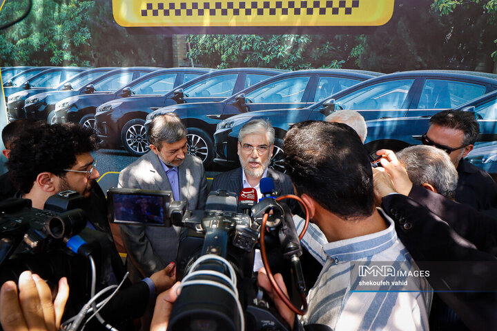 آیین رونمایی از ۱۳۰ دستگاه تاکسی برقی جدید در شهر اصفهان