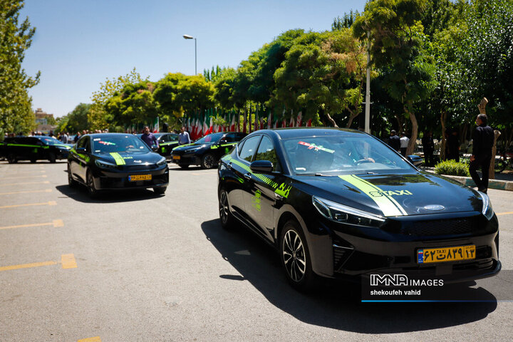 آیین رونمایی از ۱۳۰ دستگاه تاکسی برقی جدید در شهر اصفهان
