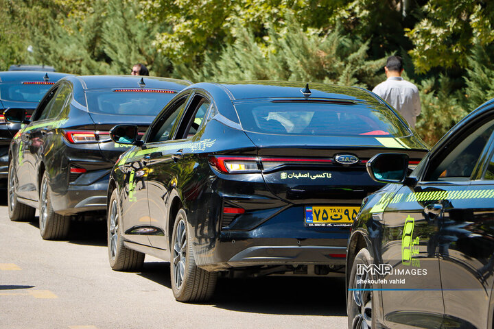 آیین رونمایی از ۱۳۰ دستگاه تاکسی برقی جدید در شهر اصفهان