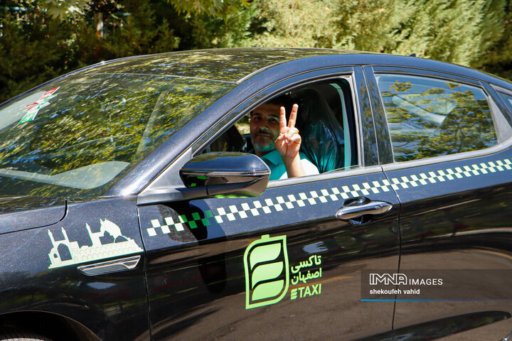 آیین رونمایی از ۱۳۰ دستگاه تاکسی برقی جدید در شهر اصفهان