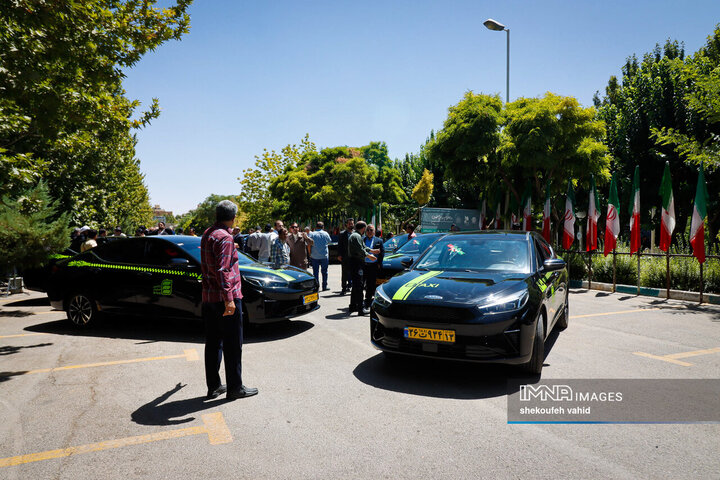 آیین رونمایی از ۱۳۰ دستگاه تاکسی برقی جدید در شهر اصفهان