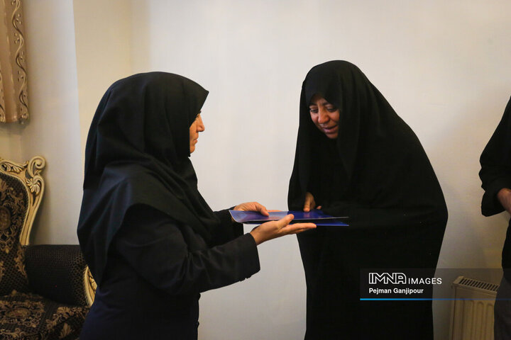 دیدار مدیرعامل سازمان پایانه‌های شهرداری و جمعی از اصحاب رسانه اصفهان با خانواده شهید «وحید صالحی راد»