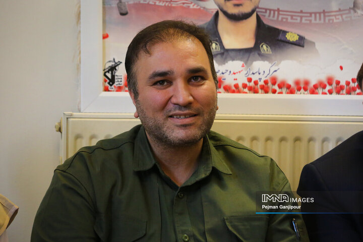 دیدار مدیرعامل سازمان پایانه‌های شهرداری و جمعی از اصحاب رسانه اصفهان با خانواده شهید «وحید صالحی راد»