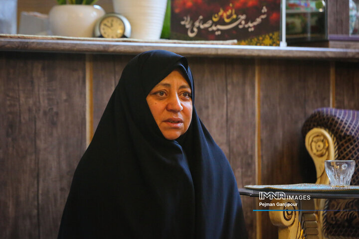 دیدار مدیرعامل سازمان پایانه‌های شهرداری و جمعی از اصحاب رسانه اصفهان با خانواده شهید «وحید صالحی راد»