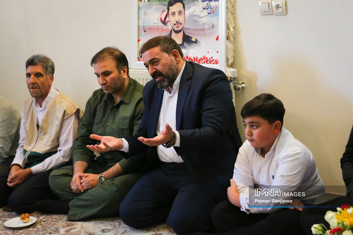 دیدار مدیرعامل سازمان پایانه‌های شهرداری و جمعی از اصحاب رسانه اصفهان با خانواده شهید «وحید صالحی راد»