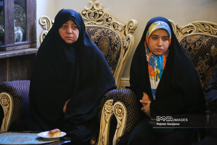 دیدار مدیرعامل سازمان پایانه‌های شهرداری و جمعی از اصحاب رسانه اصفهان با خانواده شهید «وحید صالحی راد»