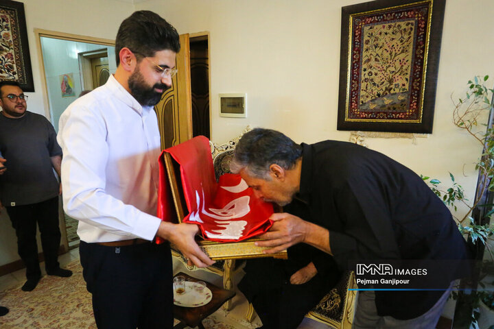 دیدار مدیرعامل سازمان پایانه‌های شهرداری و جمعی از اصحاب رسانه اصفهان با خانواده شهید «وحید صالحی راد»