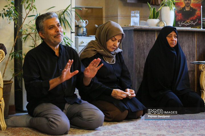 دیدار مدیرعامل سازمان پایانه‌های شهرداری و جمعی از اصحاب رسانه اصفهان با خانواده شهید «وحید صالحی راد»