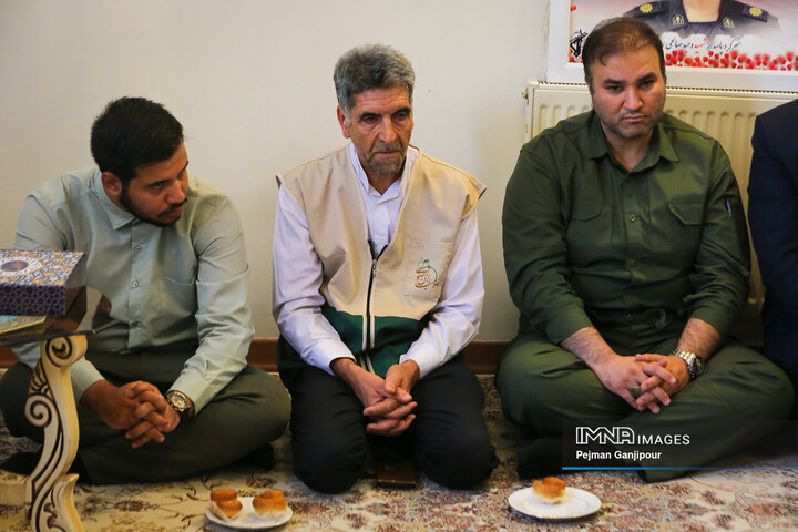 دیدار مدیرعامل سازمان پایانه‌های شهرداری و جمعی از اصحاب رسانه اصفهان با خانواده شهید «وحید صالحی راد»