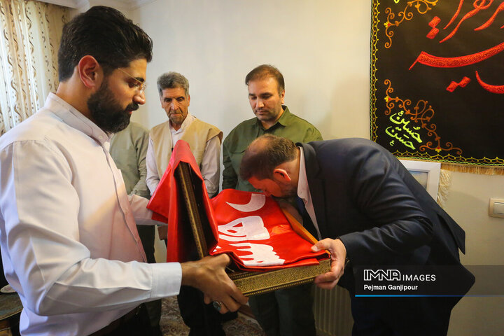 دیدار مدیرعامل سازمان پایانه‌های شهرداری و جمعی از اصحاب رسانه اصفهان با خانواده شهید «وحید صالحی راد»