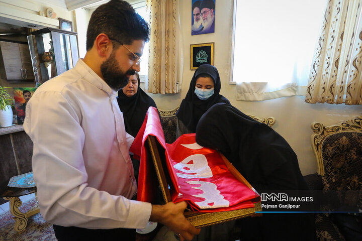 دیدار مدیرعامل سازمان پایانه‌های شهرداری و جمعی از اصحاب رسانه اصفهان با خانواده شهید «وحید صالحی راد»