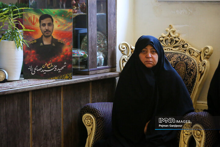 دیدار مدیرعامل سازمان پایانه‌های شهرداری و جمعی از اصحاب رسانه اصفهان با خانواده شهید «وحید صالحی راد»