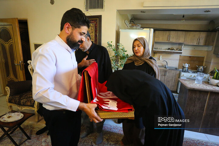 دیدار مدیرعامل سازمان پایانه‌های شهرداری و جمعی از اصحاب رسانه اصفهان با خانواده شهید «وحید صالحی راد»