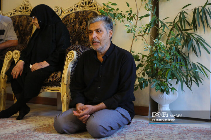 دیدار مدیرعامل سازمان پایانه‌های شهرداری و جمعی از اصحاب رسانه اصفهان با خانواده شهید «وحید صالحی راد»