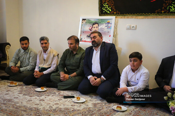 دیدار مدیرعامل سازمان پایانه‌های شهرداری و جمعی از اصحاب رسانه اصفهان با خانواده شهید «وحید صالحی راد»