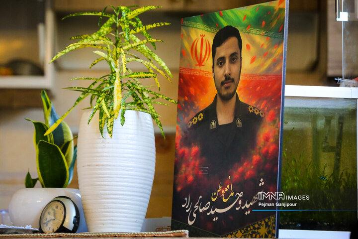 دیدار مدیرعامل سازمان پایانه‌های شهرداری و جمعی از اصحاب رسانه اصفهان با خانواده شهید «وحید صالحی راد»