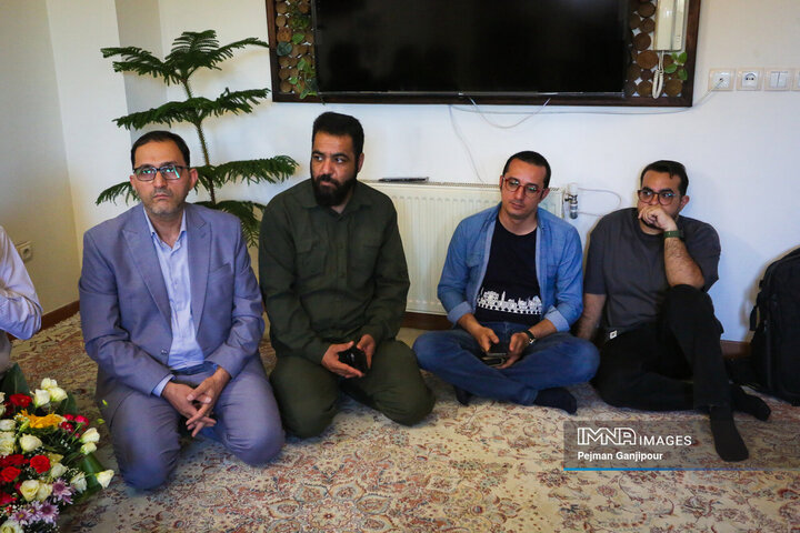 دیدار مدیرعامل سازمان پایانه‌های شهرداری و جمعی از اصحاب رسانه اصفهان با خانواده شهید «وحید صالحی راد»
