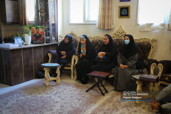 دیدار مدیرعامل سازمان پایانه‌های شهرداری و جمعی از اصحاب رسانه اصفهان با خانواده شهید «وحید صالحی راد»