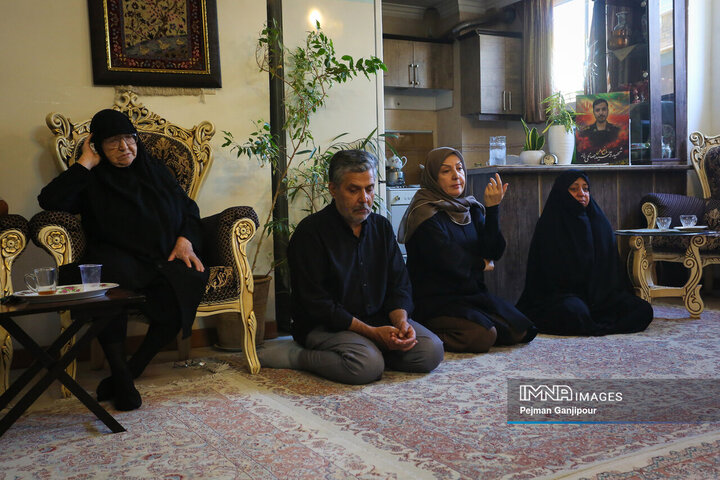 دیدار مدیرعامل سازمان پایانه‌های شهرداری و جمعی از اصحاب رسانه اصفهان با خانواده شهید «وحید صالحی راد»