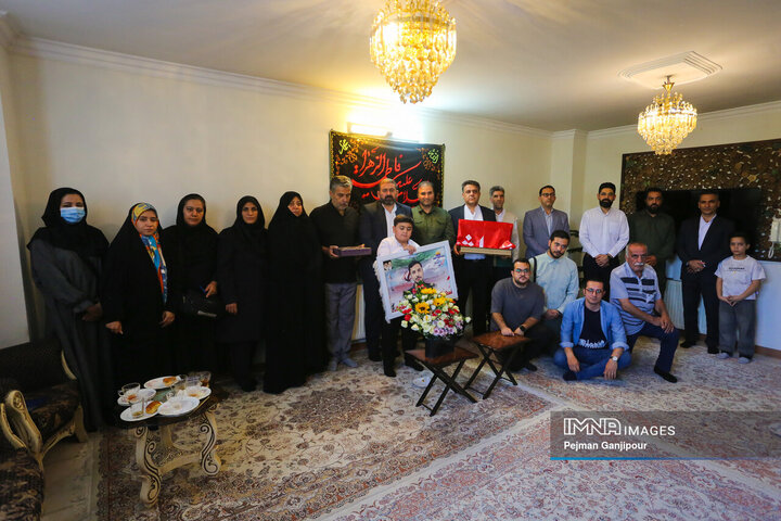 دیدار مدیرعامل سازمان پایانه‌های شهرداری و جمعی از اصحاب رسانه اصفهان با خانواده شهید «وحید صالحی راد»