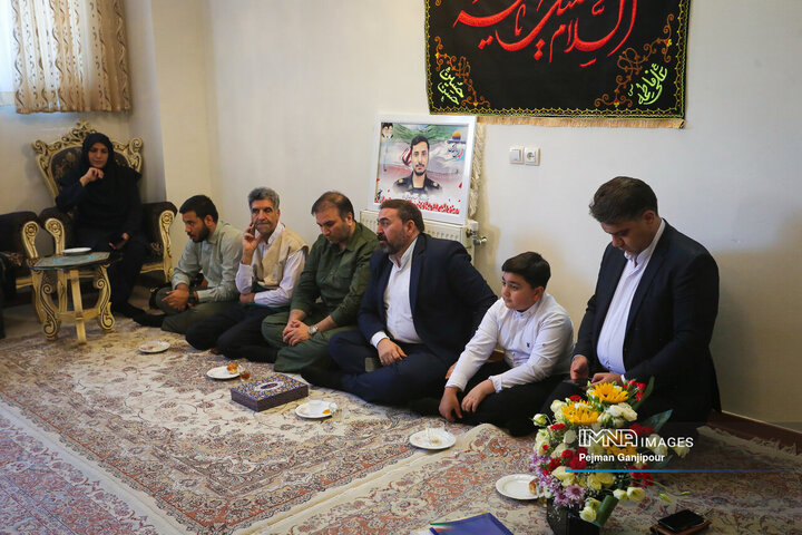 دیدار مدیرعامل سازمان پایانه‌های شهرداری و جمعی از اصحاب رسانه اصفهان با خانواده شهید «وحید صالحی راد»