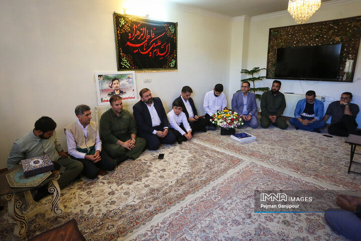 دیدار مدیرعامل سازمان پایانه‌های شهرداری و جمعی از اصحاب رسانه اصفهان با خانواده شهید «وحید صالحی راد»